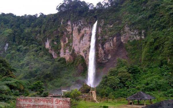 CURUG NGEBUL Curug Ngebul Camping Ground menawarkan sensasi berkemah di tepi air terjun. (Foto: ANTARA)