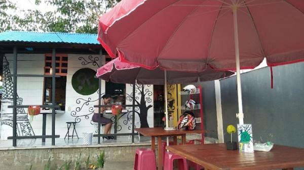 Suasana di Keyner Cafe, di Kota Dobo, Kepulauan Aru, Maluku. (Foto: Istimewa)