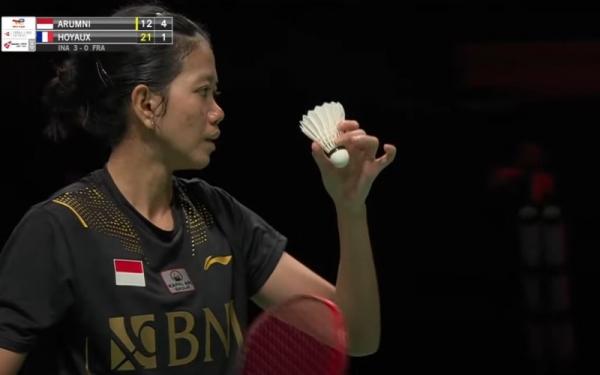 Tunggal putri Indonesia, Nandini Putri Arumni melawan wakil Prancis, Yaelle Hoyaux dalam Piala Uber 2020 di Ceres Arena, Senin (11/10/2021). (Foto: Youtube/BWF TV)