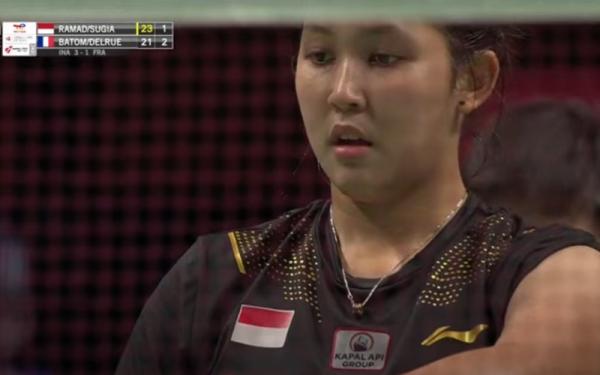 Ribka Sugiarto Ganda putri Indonesia, Ribka Sugiarto hendak melakukan servis saat melawan wakil Prancis, Marie Batomene/Delphine Delrue dalam laga Grup A Piala Uber 2020 di Ceres Arena, Senin (11/10/2021). (Foto: Youtube/BWF TV)