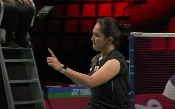Ganda putri Indonesia, Ribka Sugiarto memperlihatkan ekspresi senang setelah mencuri poin dari wakil Prancis, Marie Batomene/Delphine Delrue dalam laga Grup A Piala Uber 2020 di Ceres Arena, Senin (11/10/2021). (Foto: Youtube/BWF TV)