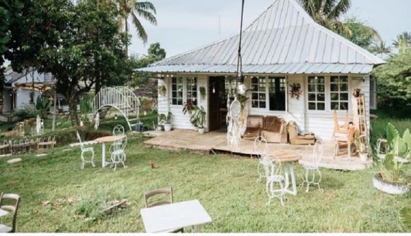 Konsep vintage outdoor garden menjadi daya tarik yang akan memanjakan pengunjung ketika nongkrong di Secret Garden. (Foto: Instagram/@secretgardencianjur)