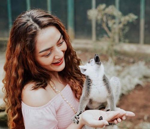 Siti Badriah hamil Siti Badriah bersama hewan lemur.