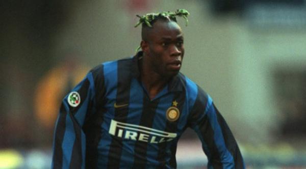 Ada 5 pemain bola dengan gaya rambut tak lazim. Salah satunya Taribo West