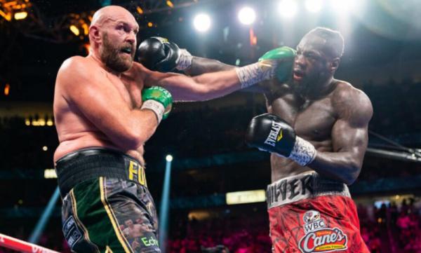 Tyson Fury Vs Deontay Wilder Pukulan mematikan Tyson Fury nyaris bikin Deontay Wilder pensiun lebih cepat. (Foto: Twitter/Chisanga_Malata)