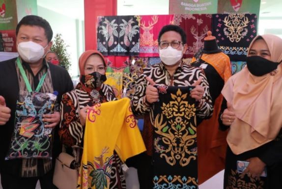 Mendes PDTT Abdul Halim Iskandar menunjukan hasil kerajinan dalam Gernas BBI di Samarinda. (Foto: ist)