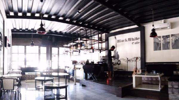 Black White Cafe di Makassar. (Foto: Istimewa).