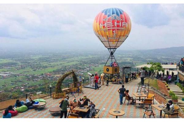  HeHa Sky View terletak di Jalan Patuk-Dlingo. View-nya sangat menarik, cocok menikmati kopi di tenpat ini. (Foto : Antara)