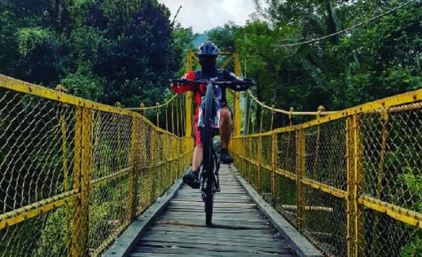 Jembatan kuning Tukad Yeh Unda Jembatan kuning Tukad Yeh Unda di Karangasem. Bali. (Foto: Instagram @ketutagus____)
