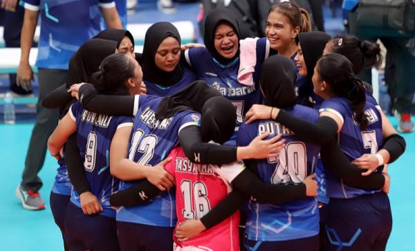 Voli Putri Jabar Tim bola voli putri Jawa Barat merebut emas PON XX Papua. Prestasi itu diukir setelah mengalahkan Jawa Tengah tiga set langsung, 25-16, 25-14, 25-18. (Foto: (Foto : PB PON XX PAPUA/Muhamad Solihin)