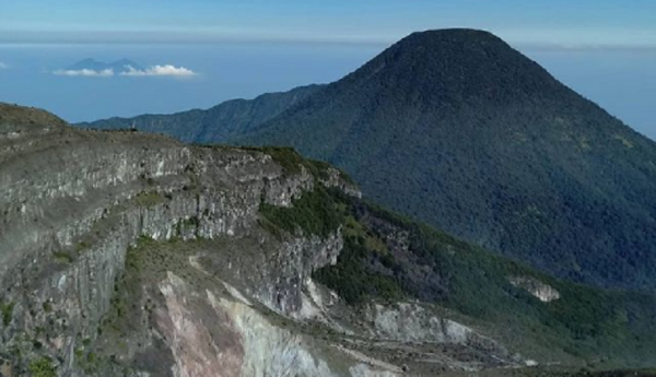 Gede Pangrango Taman Nasional Gede Pangrango menjadi salah satu lokasi favorit para pendaki. (Foto: Instagram/@sahhid_)