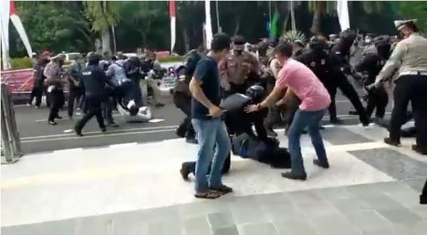 Viral video mahasiswa yang demo HUT Kabupaten Tangerang dibanting polisi. (Foto ist).