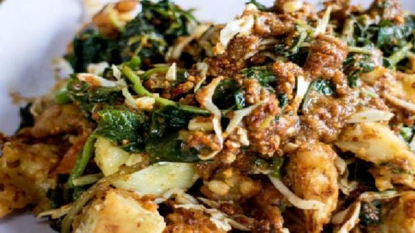 LOTEK SUNDA Walaupun Giga Culinary Spot merupakan foodcourt kekinian tapi tetap menyajikan menu tradisional, lotek. (Foto: dictio.id)
