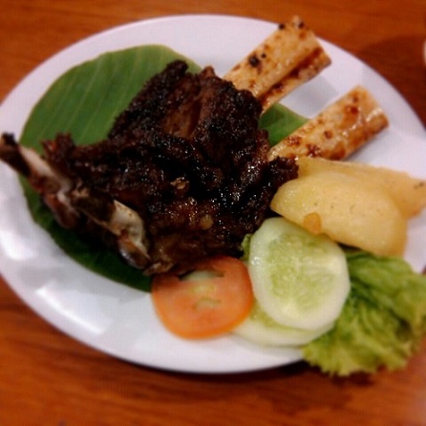 Iga bakar menjadi menu andalan di Saung Edi, Cilegon, Banten. (Foto: Istimewa)