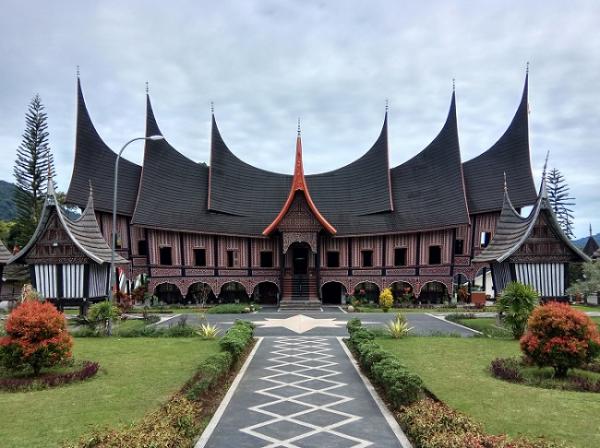 Salah satu rumah adat Minang di Taman Budaya Sumatera Barat. (Foto: Istimewa)