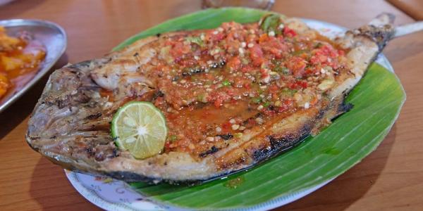 Menu ikan pencak bandeng tanpa duri menjadi favorit di rumah makan Taman Jaya Ujung Kulon, CIlegon, Banten. (foto: Istimewa)