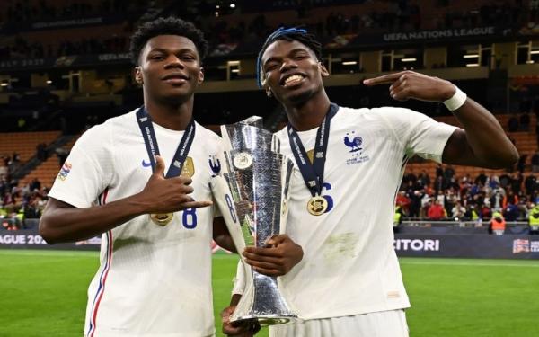 Aurelien Tchouameni dan Paul Pogba saat menjuarai UEFA Nations League bersama Timnas Prancis. (Foto: Twitter/@atchouameni)
