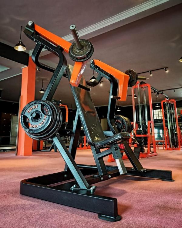 Axel Gym Beberapa peralatan olahraga beban di Axel Gym Purwokerto. (Foto: Instagram)