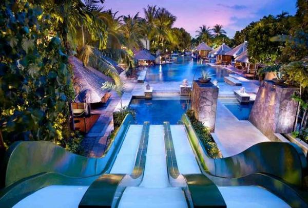 Fasilitas kolam renang yang dilengkapi saung di Hard Rock Hotel Bali. (Foto: Istimewa)
