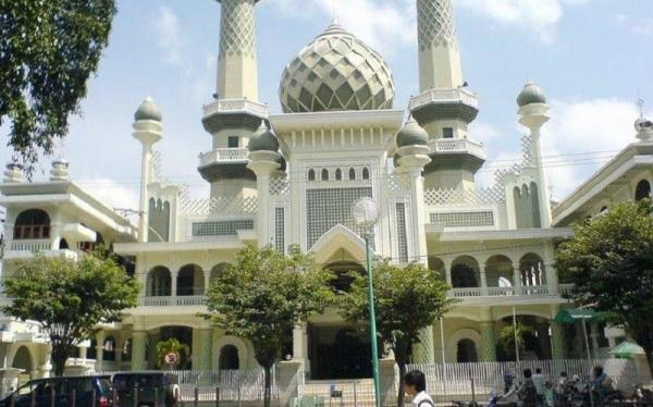 Masjid Agung Jami` Kota Malang terlihat dari depan. (wikipedia).
