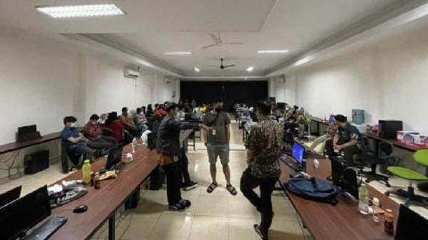 PINJOL ILEGAL DIGEREBEK Ditreskrimsus Polda Jabar menggerebek ruko yang menjadi kantor pinjol ilegal di Yogyakarta. (Foto: Istimewa/Ditreskrimsus Polda Jabar)
