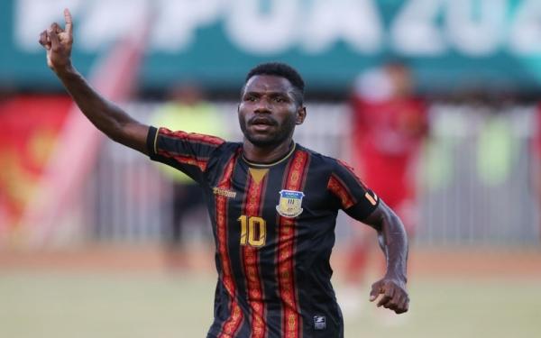 Ricky Ricardo Cawor Striker Papua, Ricky Ricardo Cawor melakukan selebrasi usai mencetak gol ke gawang Aceh pada laga final cabor sepak bola putra PON XX Papua di Stadion Mandala Jayapura, Kamis (14/10/2021). (Foto: PB PON XX Papua/Chaarly Lopulua)