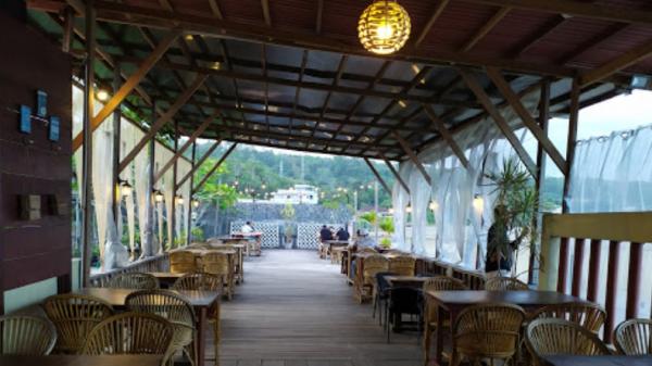 Tempat ngopi dermaga kafe Tempat ngopi dermaga kafe. (Foto: Istimewa).