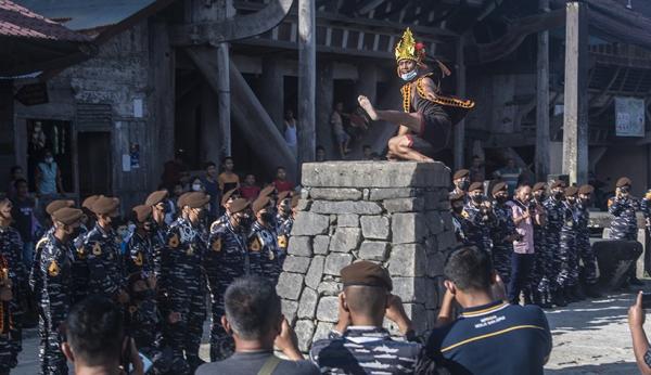 Kearifan Lokal Sumatera Utara selanjutnya yakni Fahombo atau Hombo Batu. Kearifan Lokal Sumatera Utara selanjutnya yakni Fahombo atau Hombo Batu.