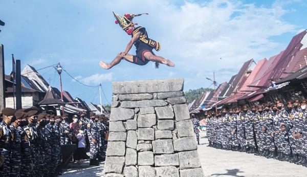 Tradisi Lompat Batu Suku Nias (Foto: Antara) Tradisi Lompat Batu Suku Nias (Foto: Antara)