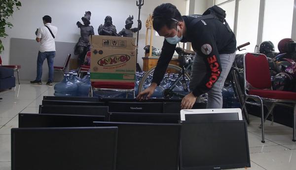 15 Ant Pinjol 2 Ditreskrimsus Polda Jabar menggerebek ruko yang menjadi kantor pinjol ilegal di Yogyakarta. (Foto: Antara)