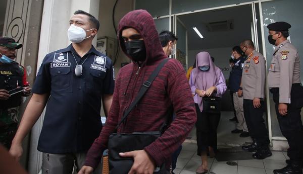 15 Ant Pinjol 4 Ditreskrimsus Polda Jabar menggerebek ruko yang menjadi kantor pinjol ilegal di Yogyakarta. (Foto: Antara)