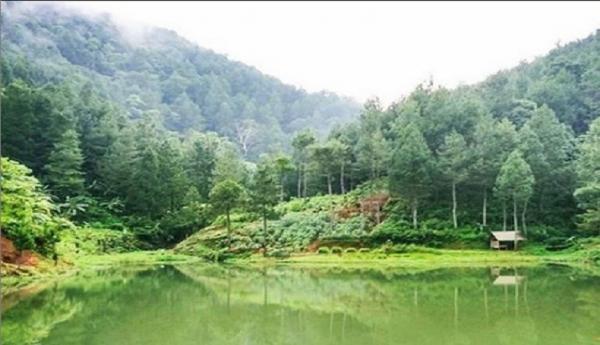 Situ Wulukut Salah satu situ atau telaga di Kuningan adalah Situ Wulukut. Situ ini diapit oleh dua bukit besar dengan pepohonan hijau dan rindang. (Foto: Instagram/@onetransport.majalengka)