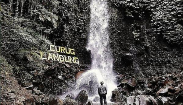 Curug Landung Sejak tempat wisata di Kuningan Jawa Barat ini resmi dibuka, tak pernah sepi dari wisatawan yang berkunjung ke Curug Landung (Foto: Instagram/@denuryana)