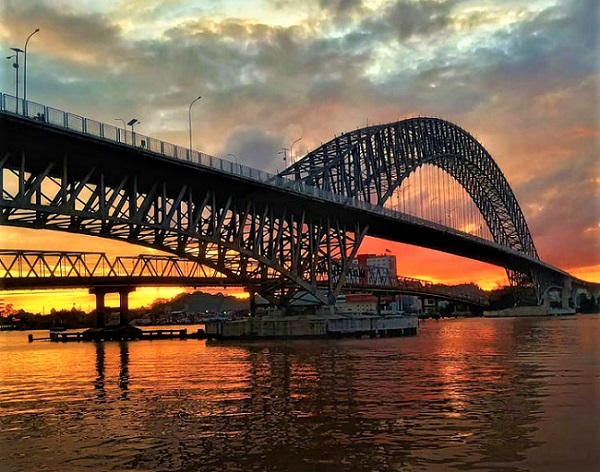 Sungai Mahakam Jembatan di Sungai Mahakam, Sungai Mahakam yang memiliki panjang 920 kilometer. (Foto: Istimewa0