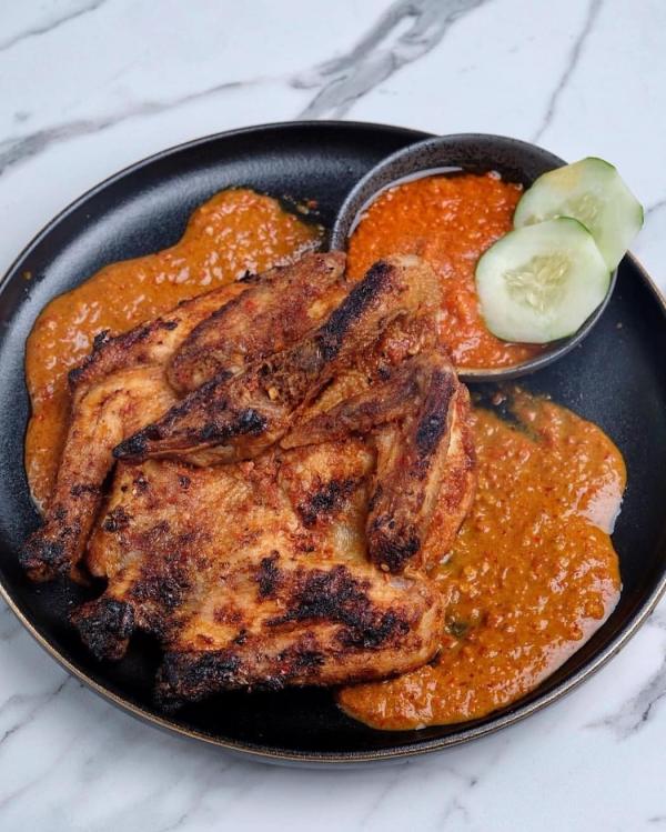 Kuliner NTB Ayam Taliwang Penyajian ayam taliwang di RM Pak Udin. (Foto: Instagram/@ayamtaliwang_pakudin)