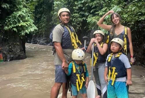 Nia Ramadhani dan Adrie Bakrie Nia Ramadhani dan Ardi Bakrie saat liburan bersama anak-anak. (Foto: IG)