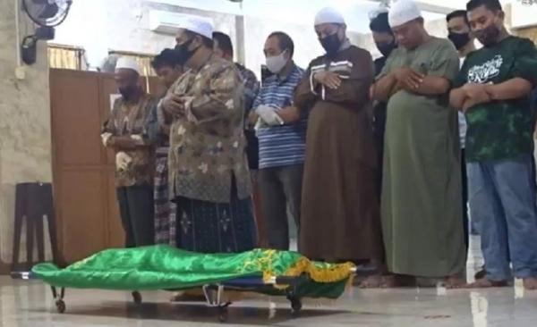 Korban tewas gempa Bali disalatkan dan dimakamkan di Denpasar. (Foto: iNews/Aris Wiyanto)