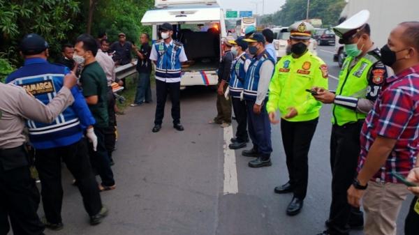 Evakuasi Sopir Truk Tmc Petugas mengevakuasi sopir truk tangki yang ditemukan meninggal dunia di Tol JORR KM 39.800 A, Jatiwarna arah Jatiasih, Bekasi, Jumat (15/10/2021). (Foto: TMC Polda Metro Jaya).