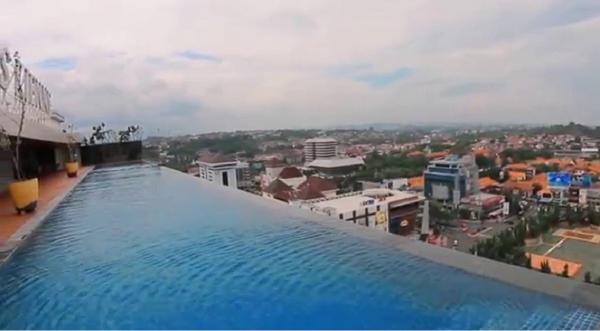 Kolam Renang Semarang Louis Kienne Kolam renang Hotel Louis Kienne Semarang. (Foto: tangkapan layar YouTube)