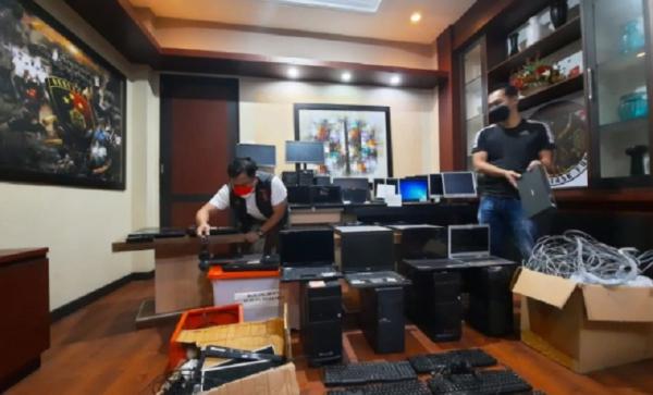 Penggerebekan kantor pinjol Polda Kalbar mengamankan barang bukti penggerebekan kantor pinjaman online (pinjol) ilegal di Kota Pontianak. (Foto: Polda Kalbar)