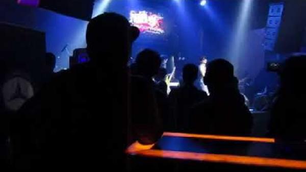 QUEEN ROSE Pengunjung menikmati suasana di Queen Rose Lounge Bandung. (Foto: YouTube)