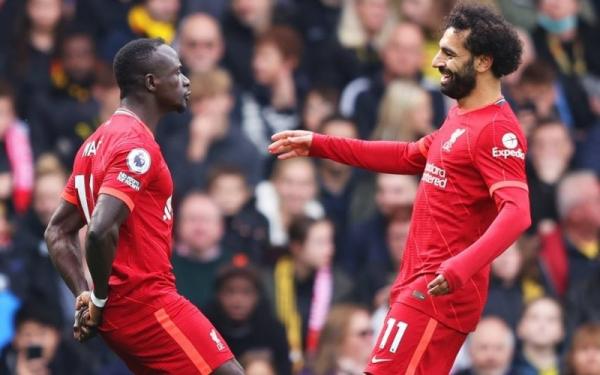 Pemain Liverpool, Sadio Mane merayakan gol bersama Mohamed Salah saat melawan Watford dalam laga Liga Inggris 2021/2022 di Stadion Vicarage Road, Sabtu (16/10/2021). (Foto: Twitter/@LFC)