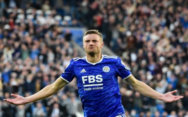 Striker Leicester City, Jamie Vardy Striker Leicester City, Jamier Vardy merayakan gol yang dicetaknya ke gawang Manchester United dalam laga Liga Inggris 2021/2022 di Stadion King Power, Sabtu (16/10/2021). (Foto: REUTERS/Rebecca Naden)
