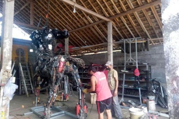 Transformer Bantul Untuk membuat satu replika robot Transformers setinggi 2,5 meter dibutuhkan lima sepeda motor bekas. (Foto : Ist)