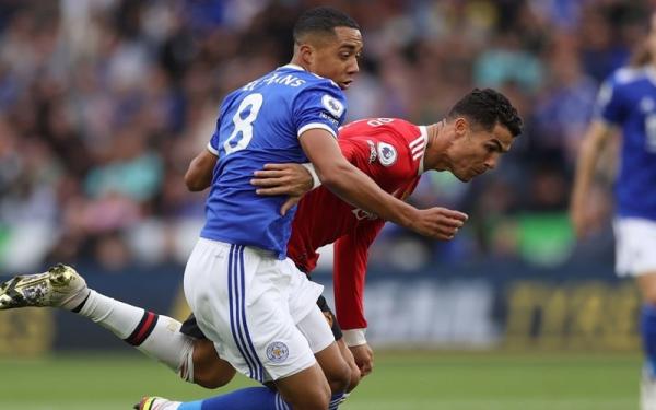 Youri Tielemans vs Cristiano Ronaldo Gelandang Leicester City, Youri Tielemans berusaha mempertahankan bola dari kejaran penyerang Manchester United, Cristiano Ronaldo dalam laga Liga Inggris 2021/2022 di Stadion King Power, Rabu (16/10/2021). (Foto: REUTERS/Carl Recine)
