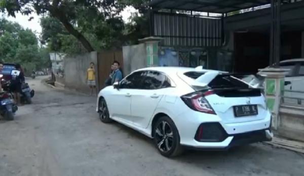 beberapa mobil dan motor yang dibeli para pemuda dari hasil sebagai Youtuber. (Foto: iNews.id/Bammbang Sugiarto).