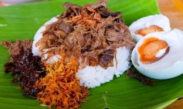 nasi krawu bu timan Nasi krawu Bu Timan Gresik cukup legendaris dan patut dicoba. (Foto: putramentari).