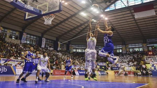 Tim basket profesional berlaga di GOR C-Tra Arena, Kota Bandung. (Foto: ANTARA)