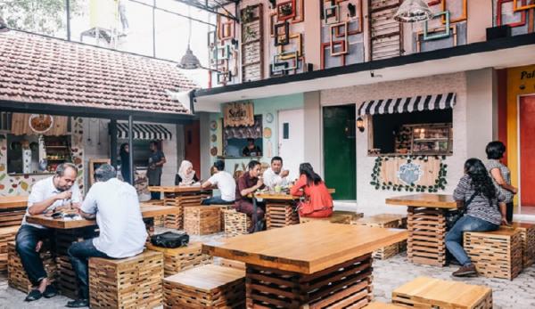 Food Coma di Ngagel Surabaya ini asyik untuk nongkrong bersama teman-teman. (Foto:inijie)