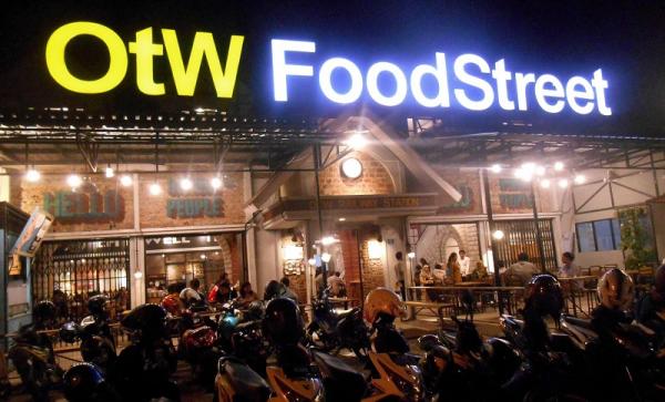 OTW Food Street Manyar selalu ramai saat malam hari. Anak-anak muda menyerbu tempat ini untuk nongkrong dan menikmati malam. (Foto: Goresanpenanenablogspot).